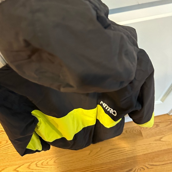 Boy’s Nitro ski ⛷️ and snowboarding 🏂 jacket - Picture 6 of 11